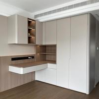 Armoire en L sur mesure chic avec bureau d'angle pour une chambre principale confortable