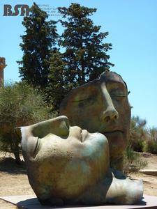 Modern Bronzen Gietpaar Kus Standbeeld Kussen Sculptuur Voor Openbare Kunst Met Een Menselijk Gezicht - Product Image 2