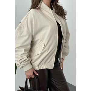 Chaqueta Bomber Reversible Beige con Parches, Ligera, con Logotipo Personalizado, Cuello de Béisbol de Cuero PU y Forro de Piel para Otoño, Venta al Por Mayor - Product Image 2