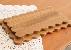 <span class=keywords><strong>Planche</strong></span> à découper en bois d'acacia naturel avec bords festonnés Plateau de service décoratif Cadeaux de pendaison de crémaillère pour la cuisine - Product Image 2