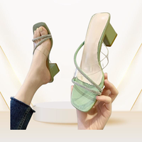 Nouvelles dames chaussures version de strass à talons pantoufles femmes pantoufles sexy bout carré bloc talon sandales pour femmes