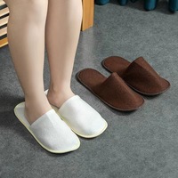 Pantoufles d'hiver unisexes jetables en tissu doux imprimé, confortables pour spa, hôtel et extérieur, prix d'usine, vente en gros