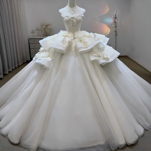 Robe de mariée de luxe Lsjj133, coupe ajustée, sans bretelles, en tulle, style robe de bal, avec traîne chapelle, longueur ras du sol, décolleté cœur, décorations florales en cristal - Product Image 1
