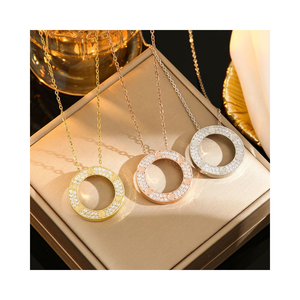 قلادة حلقية مسطحة من التيتانيوم والستيل مطلية بذهب وردي عيار 18 مع قلادة ماسية للنساء - Product Image 1