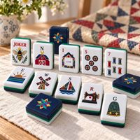 Ensemble de mahjong américain de 160 pièces avec des tuiles blanches à motifs patchwork et des dos à motifs de courtepointe marine, idéal pour offrir en cadeau