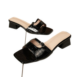 <span class=keywords><strong>Sandalias</strong></span> Planas de Punta Cuadrada para Mujer, Novedad 2026, Tacón Grueso, Moda para Exteriores, Cuero Patentado, Chanclas con Punta Descubierta, Venta al por Mayor - Product Image 5