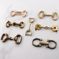 Boucles en alliage de zinc plaqué or avec logo personnalisé, style mors de cheval et chaîne de chaussure, pour mocassins, sacs à main et sandales, vente en gros usine OEM
