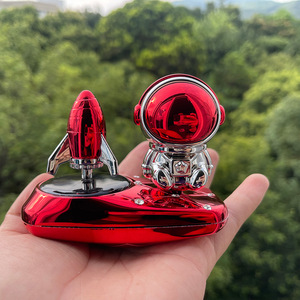 Linda Astronaut Rocket Car Perfume, Difusor Giratorio de Fragancia con Energía Solar, Aroma Floral, Duración de 31-60 Días, Colocación en Asiento - Product Image 1