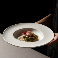 Assiettes à dîner en céramique mate mouchetée de forme ovale irrégulière, bols à soupe en céramique pour une salle à manger moderne et minimaliste