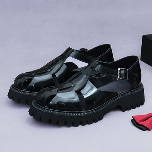 Zapatos de cuero antideslizantes de suela gruesa y elevada para hombre, de piel de vaca brillante con cierre de hebilla. - Product Image 2