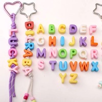 Perles en acrylique plastique colorées à gros trous de 6 mm, lettres de l'alphabet, pour la fabrication de porte-clés et de bijoux DIY
