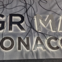Lettres rétroéclairées à finition métallique avec halo LED : Solution personnalisée pour l'identité de marque