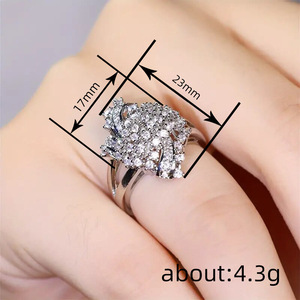 Anello con Design Geometrico a Stella, Stile Unico per Donne - Product Image 5