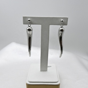 Vente en gros usine : Boucles d'oreilles unisexe tendance en acier inoxydable plaqué <span class=keywords><strong>or</strong></span>, avec breloque <span class=keywords><strong>corne</strong></span> <span class=keywords><strong>italienne</strong></span> 3D et motif piment - Product Image 3