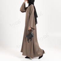 Ensemble Abaya Modeste Luxe Discret et Tendance, Couleur Taupe Chaleureuse, Robe Musulmane 2 Pièces avec Manches Kimono et Hijab en Satin – Commande en Gros pour Fabricants
