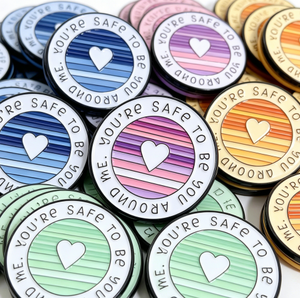 Nuova Tendenza 2026: <span class=keywords><strong>Badge</strong></span> in Metallo Personalizzato con Stampa Letterpress, Pin in Smalto 3D 'You're Safe to Be You Me' Cuore Arcobaleno, Vendita all'Ingrosso - Product Image 3
