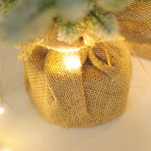 Vente en gros d'arbres de Noël artificiels pré-éclairés de 48/60 cm, mini arbres de Noël floqués de neige pour table, avec base enveloppée de toile de jute et lumières LED - Product Image 6