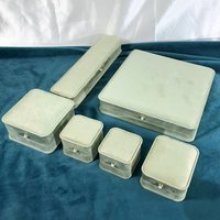 Herstellerdefiniertes Logo, grünes, samtgefüttertes, quadratisches, geprägtes Schmuck-Display-Box-Set für Halsketten und Ohrringe mit Schnalle