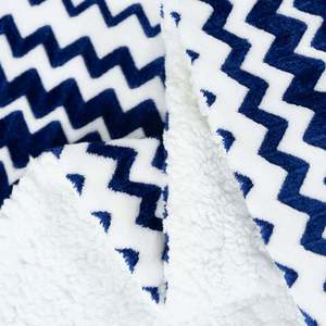 Manta de forro polar Sherpa suave tamaño Queen, mantas ligeras y acogedoras con patrón de ondas decorativas adecuadas para uso en todas las estaciones - Product Image 5