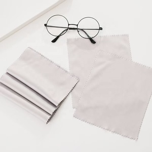 Chiffon de nettoyage pour <span class=keywords><strong>lunettes</strong></span> en <span class=keywords><strong>microfibre</strong></span> personnalisé en gros produit d'entretien pour lentilles de <span class=keywords><strong>lunettes</strong></span> de soleil avec logo imprimé personnalisé - Product Image 6