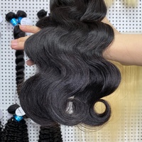Fasci di capelli umani brasiliani ricci vergini non trasformati a onde profonde per extension di capelli umani peruviani intrecciano fasci a doppio disegno