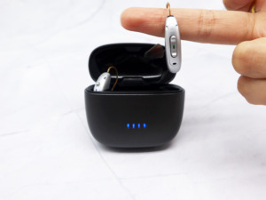 Aide auditive rechargeable RIC 16 canaux à succès pour seniors avec <span class=keywords><strong>3</strong></span> microphones et fonctions de réduction du bruit - Product Image 4