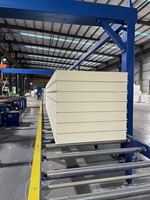 Panneaux sandwich en polyuréthane adaptés à l'isolation thermique dans les murs et les toits à ossature métallique et pour les chambres froides