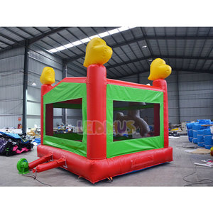 Château gonflable de style maison de rebond pour enfants sur le thème de la licorne de couleur pastel recouvert de décorations d'ailes en forme d'étoile - Product Image 4