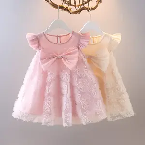 最新の白いドレス女の赤ちゃんの服ベビー服