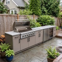Ensemble d'armoires de cuisine extérieures en acier inoxydable gris linéaire personnalisé Hyrley pour jardin avec barbecue à gaz, évier et réfrigérateur à porte vitrée