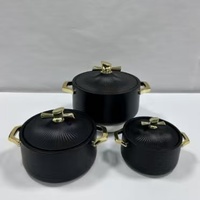Ensemble de 3 casseroles isothermes en acier inoxydable de 1L, 2L et 3,5L avec poignées dorées et couvercles côtelés, idéales pour les repas de type potluck et banquets en Afrique et au Canada