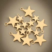 Pendentifs étoiles mignons en acier inoxydable doré, breloques géométriques célestes miniatures de plusieurs tailles pour la confection de cadeaux et de décorations de sacs à dos
