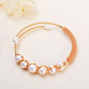 Nouveaux bracelets et joncs de luxe haut de gamme en forme de torsades de pâte frite enveloppées de perles de Zhuji, accessoire de mode, vente en gros - Product Image 2