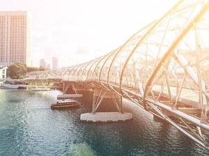 Cầu đi bộ cầu xoắn ốc dưới dạng xoắn ốc DNA dẫn từ Esplanade đến khách sạn cát vịnh Marina và sòng bạc - Product Image 2