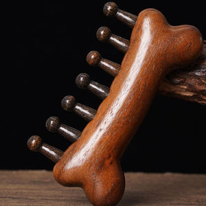 Peigne de massage <span class=keywords><strong>en</strong></span> <span class=keywords><strong>bois</strong></span> <span class=keywords><strong>à</strong></span> dents larges <span class=keywords><strong>en</strong></span> <span class=keywords><strong>bois</strong></span> de santal pour la croissance des <span class=keywords><strong>cheveux</strong></span>, pour le soin des fascias et le Gua Sha crânien - Product Image 2