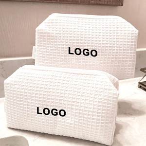 Bolsa de Maquillaje Personalizada con Logotipo, Bolsa de Cosméticos de Viaje con Iniciales, Textura de Waffle Blanca, Organizador Elegante para Viajes - Product Image 4