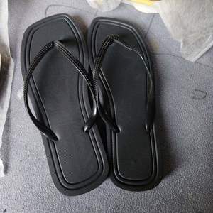 Vente en gros de tongs plates décontractées d'été - Unisexe, hommes, femmes, pantoufles d'extérieur, logo personnalisé sur la sangle et la semelle pour la vie quotidienne - Product Image 4