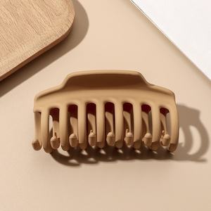 กิ๊บหนีบผมพลาสติกแบบสี่เหลี่ยมจัตุรัสสไตล์เกาหลี ขนาด 9.5 ซม.  แบบด้าน สีพื้น เรียบง่าย ทันสมัย สำหรับผู้หญิงผมหนา - Product Image 5