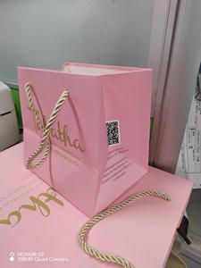 ออกแบบโลโก้ตามสั่ง ถุงของขวัญสุดหรูสำหรับเสื้อผ้า บรรจุภัณฑ์กระดาษแข็งสีขาว หูหิ้วริบบิ้น สีตามสั่ง - Product Image 4