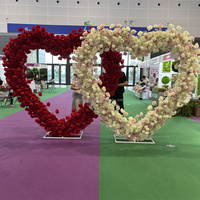 Handgefertigter Herzförmiger Blumenbogen mit Roten Rosen für Heiratsantrag, Verlobung und Hochzeit, Anpassbare Tischdekoration für Weihnachten und Ostern