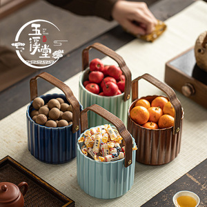 Panier à fruits en céramique Wu Mi Tang avec poignée en bois, design à rayures verticales portable pour le rangement de thé et de collations à la maison - Product Image 4
