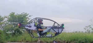 Máy bay không người lái có người lái tương tự như Jetson One bay ở độ cao thấp qua hồ và thung lũng rừng để đi lại thuận tiện - Product Image 6