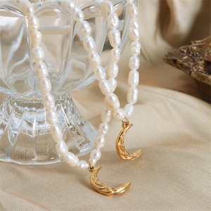 Collar de Moda con Colgante de Luna Chapado en Oro de Acero Inoxidable y Cadena de Perlas de Agua Dulce - Product Image 2