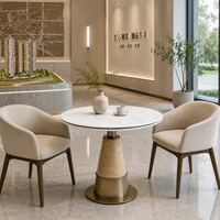 Japandi Weißer Marmor Runder Tisch Designer Bistrotisch mit Goldener Konischer Säule für Luxus-Apartment Essbereich
