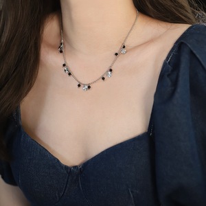 สร้อยคอแฟชั่นสไตล์ยุโรปอเมริกันประดับด้วยลูกปัดสีดำลายดอกไม้ทำมือ  พร้อมจี้เปลือกหอย  วัสดุสแตนเลสชุบทอง 18K - Product Image 5