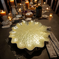 Vente en gros de plateaux de présentation en plastique écologique Golden Lotus Leaf de 13 pouces élégants plats de table de fête de mariage à coins fermés