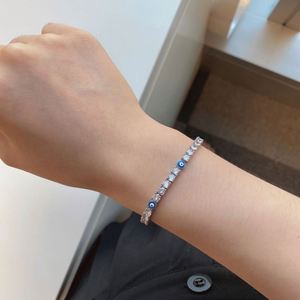 Bracelet et jonc Dylam haut de gamme en argent sterling 925 plaqué rhodium, serti de baguettes et d'émail œil bleu, style tennis - Product Image 3