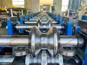 Machine de formage à rouleaux de garde-corps routiers de haute qualité, machine de formage à rouleaux de garde-corps à trois vagues haute vitesse - Product Image 6