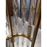 Carreau de verre à motif de cristal Blocs de briques de verre à bande de forme spéciale transparente à faible teneur en fer avec trou pour cloison d'écran