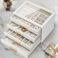 Boîte de rangement à bijoux de luxe moderne à 4 niveaux avec couvercle en verre, étui de présentation en cuir PU pour le rangement des colliers, fabriqué en Chine